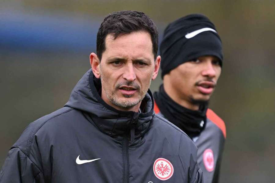 Frankfurt-Trainer Toppmöller (M.) und Hugo Ekitike (r.)