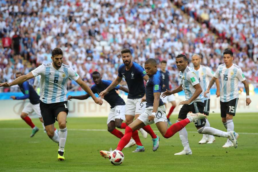 Fazio, ante Mbappé y Giroud, en el Francia-Argentina de Rusia 2018 Fazio, ante Mbappé y Giroud, en el Francia-Argentina de Rusia 2018