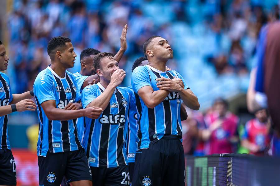 Carlos Vinícius comandou a vitória do Grêmio Carlos Vinícius comandou a vitória do Grêmio