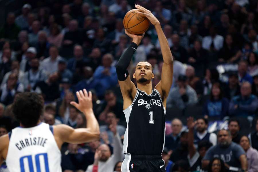 Wembanyama porte San Antonio contre Dallas
