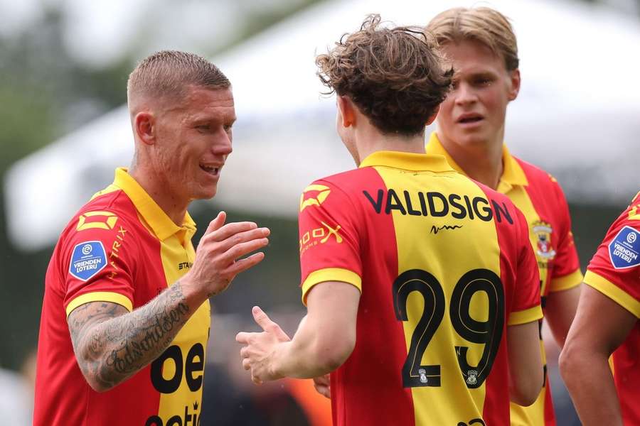 Victor Edvardsen en Jakob Breum vieren een treffer tegen Almere City