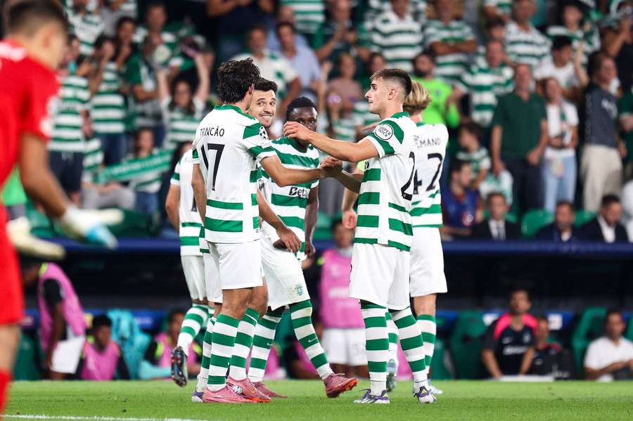 A festa dos jogadores do Sporting no golo de Trincão