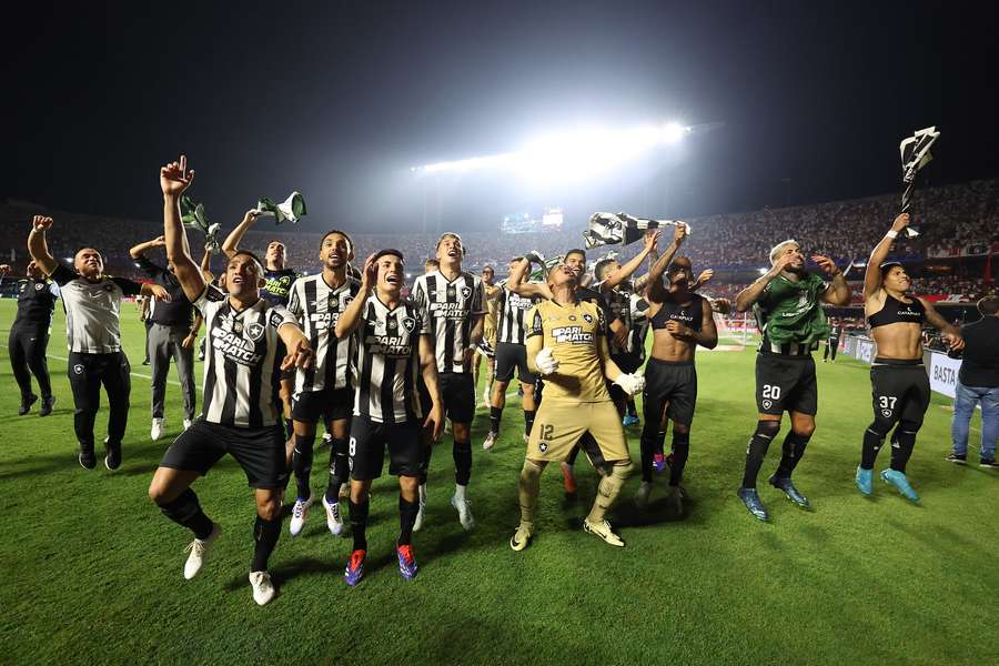 Jogadores do Botafogo comemoram classificação sobre o São Paulo