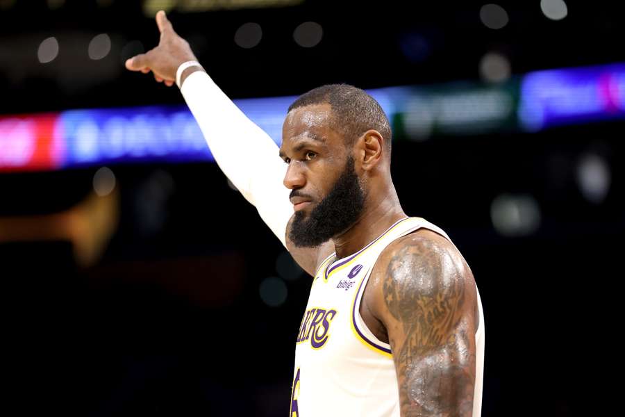 NBA: James sfonda il muro dei 38 mila punti nella sconfitta dei Lakers contro i Sixers