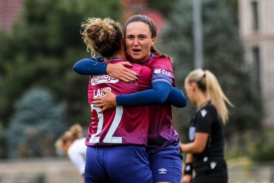 Lakip celebra golo com Janaina Weimer