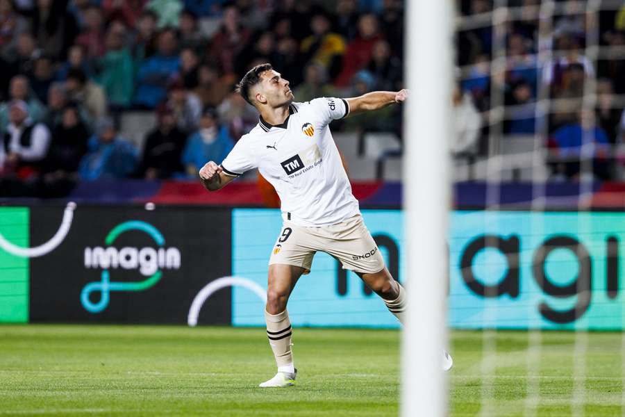 Hugo Duro celebra un gol contra el Barcelona.