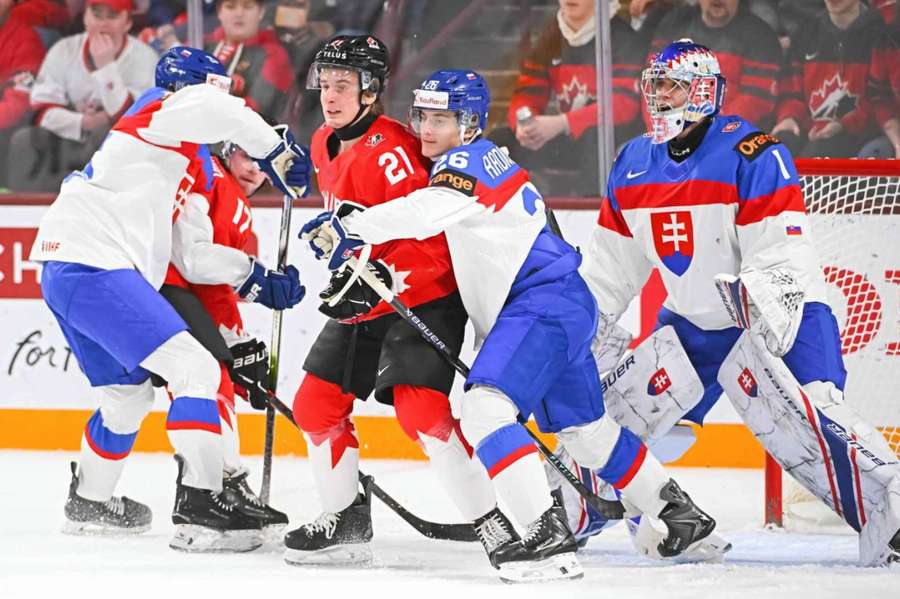Slovenskí hokejoví mladíci poznajú program skupiny.