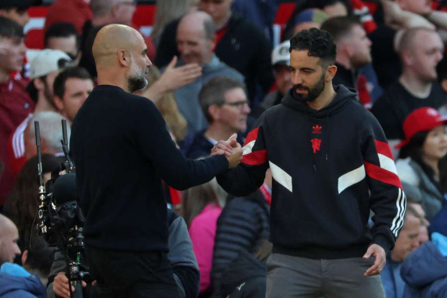 Pep Guardiola e Ruben Amorim se cumprimentam após a partida Pep Guardiola e Ruben Amorim se cumprimentam após a partida