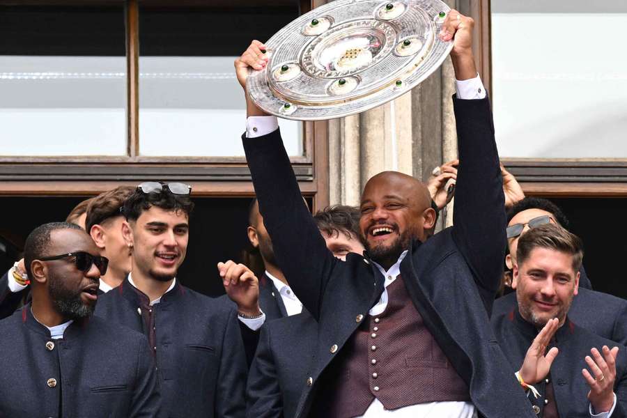 Da ist sie doch: Kompany mit Meisterschale
