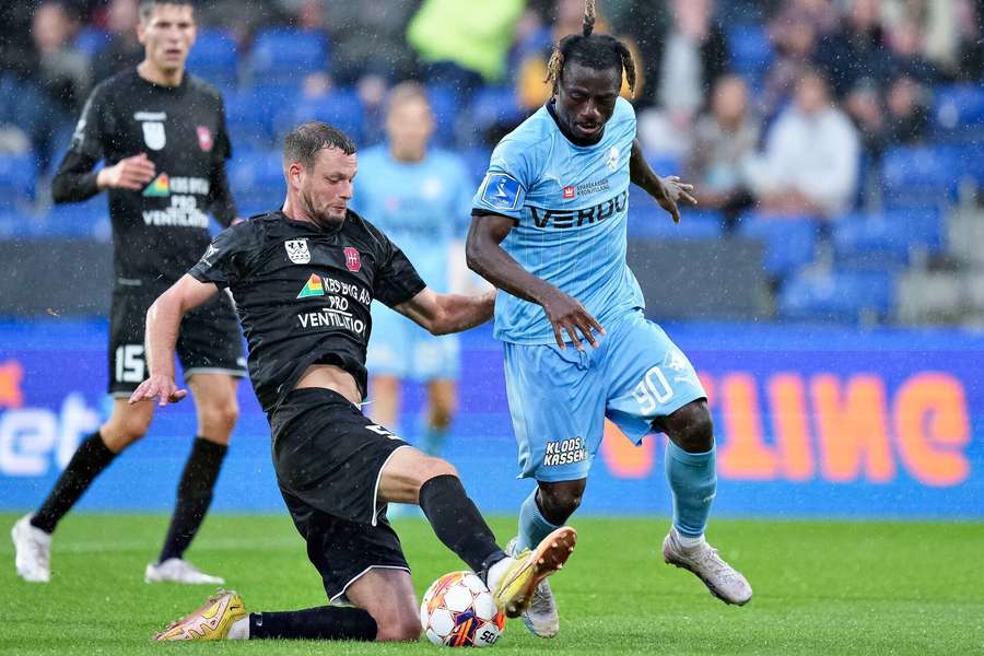 Hvidovres Matti Olsen mod Randers FCs Stephen Odey i superligakampen mellem Randers FC og Hvidovre IF på Cepheus Park