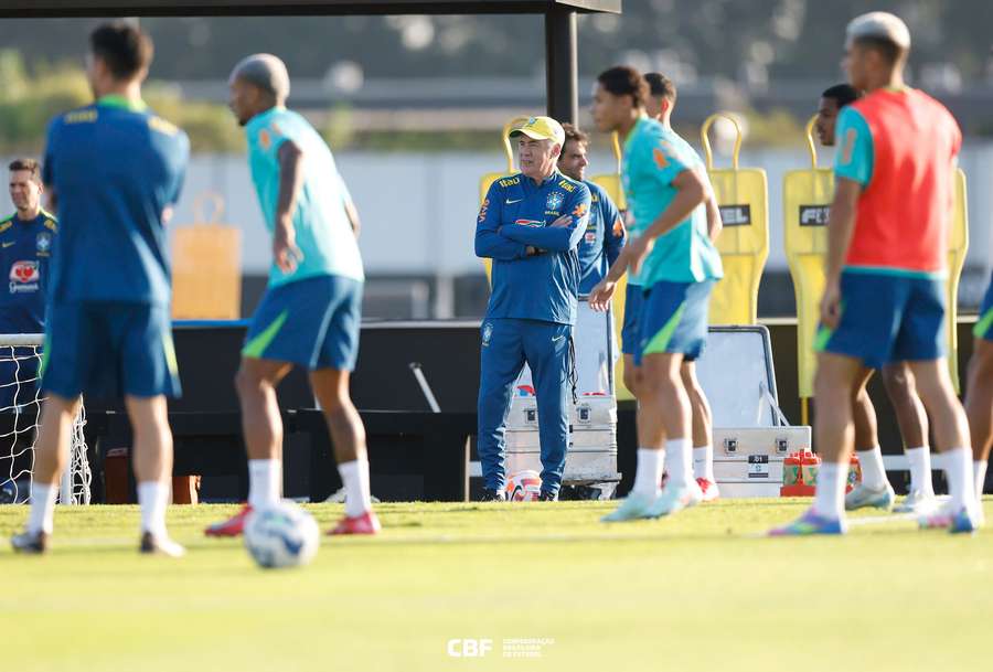 Carlo Ancelotti observa treinamento da Seleção Brasileira no CT Joaquim Grava Carlo Ancelotti observa treinamento da Seleção Brasileira no CT Joaquim Grava