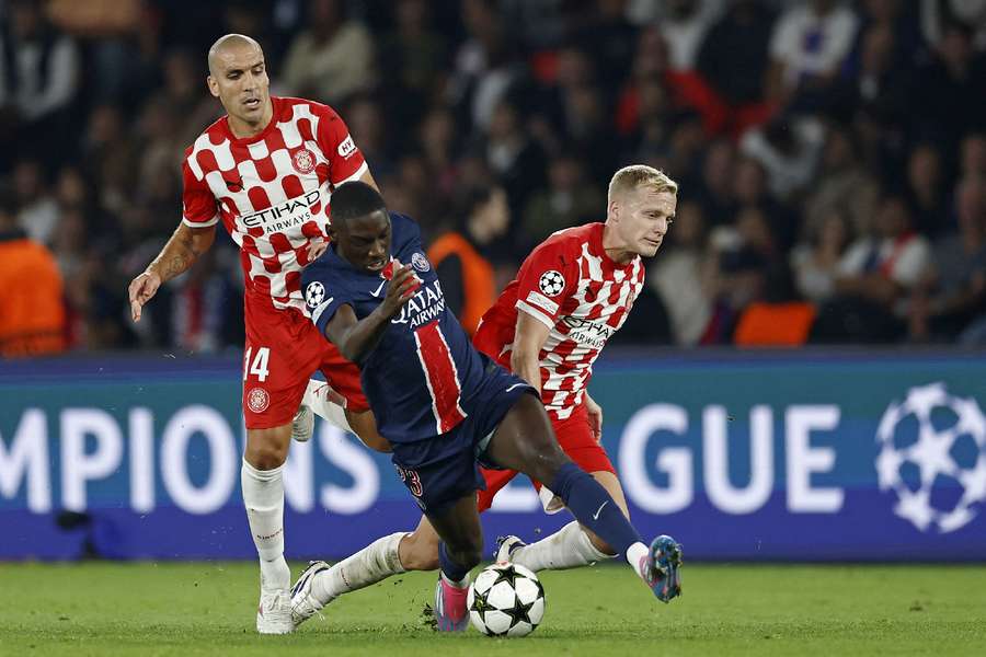  Randal Kolo Muani in action with Girona's Oriol Romeu and Donny van de Beek