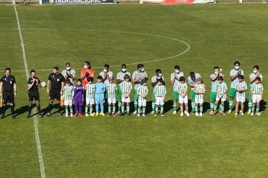Todos os jogadores do Lusitano de Évora subiram ao relvado de máscara