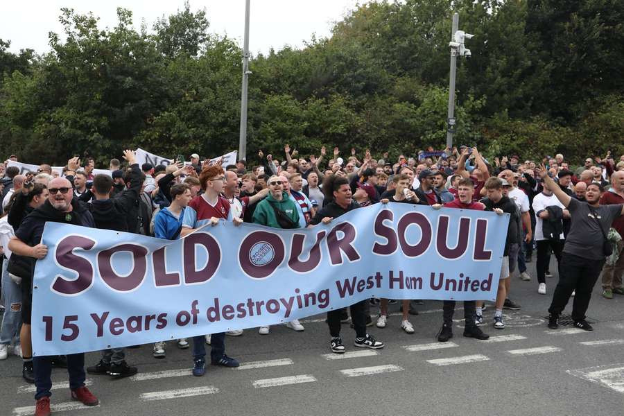 Milhares de adeptos do West Ham marcham em protesto