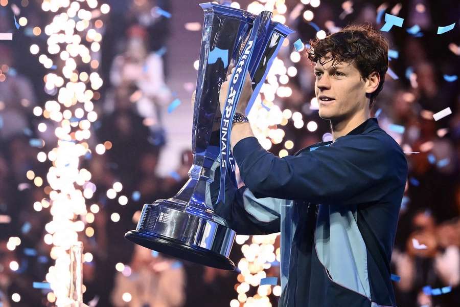 Jannik Sinner s trofejí pro šampiona Turnaje mistrů.