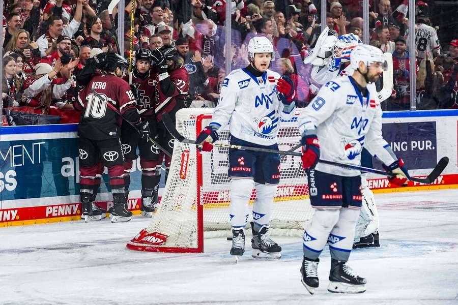 Die Haie feiern, die Adler verzagen: Mannheim muss die Tabellenführung abgeben Die Haie feiern, die Adler verzagen: Mannheim muss die Tabellenführung abgeben