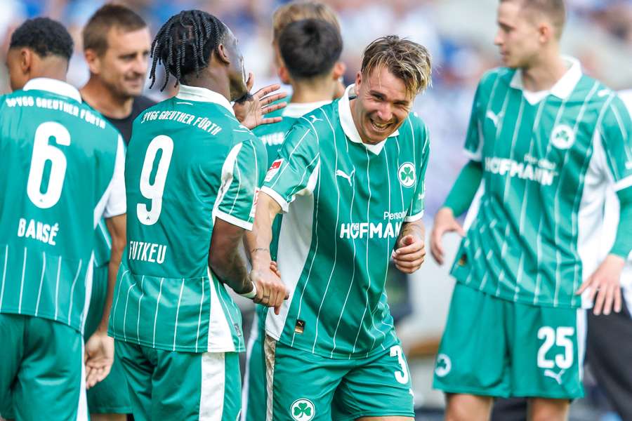 Fürth-Torschützen Klaus und Futkeu beim Torjubel.