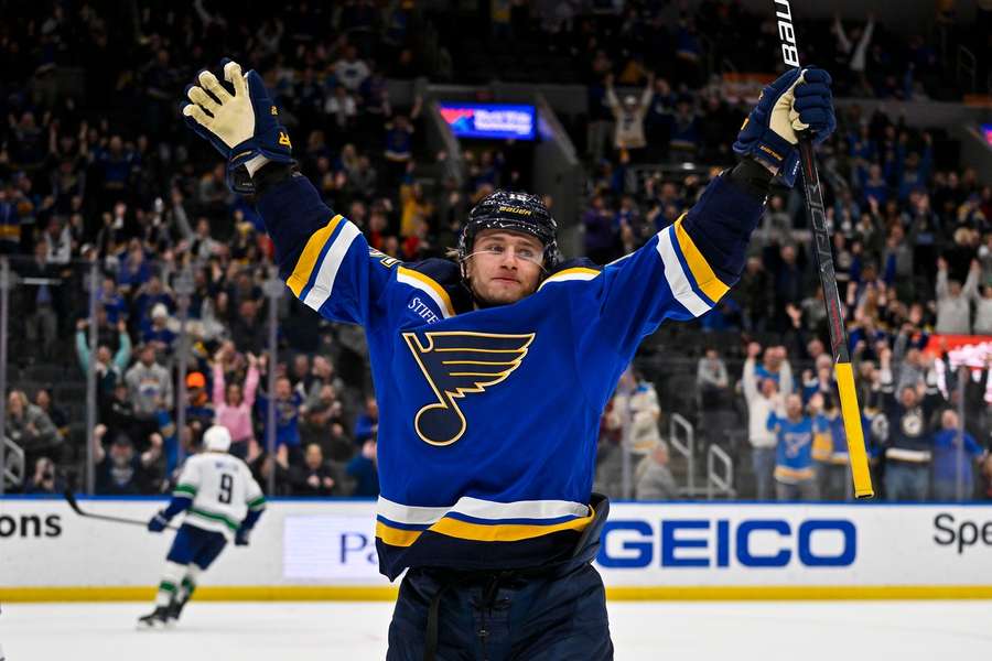 Jakub Vrána naposledy rozhodl v prodloužení o výhře St. Louis nad Vancouverem. Jakub Vrána naposledy rozhodl v prodloužení o výhře St. Louis nad Vancouverem.
