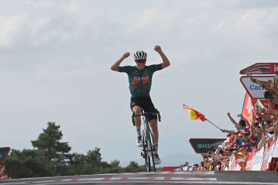 Pablo Castrillo celebra la primera victoria española de la Vuelta 2024