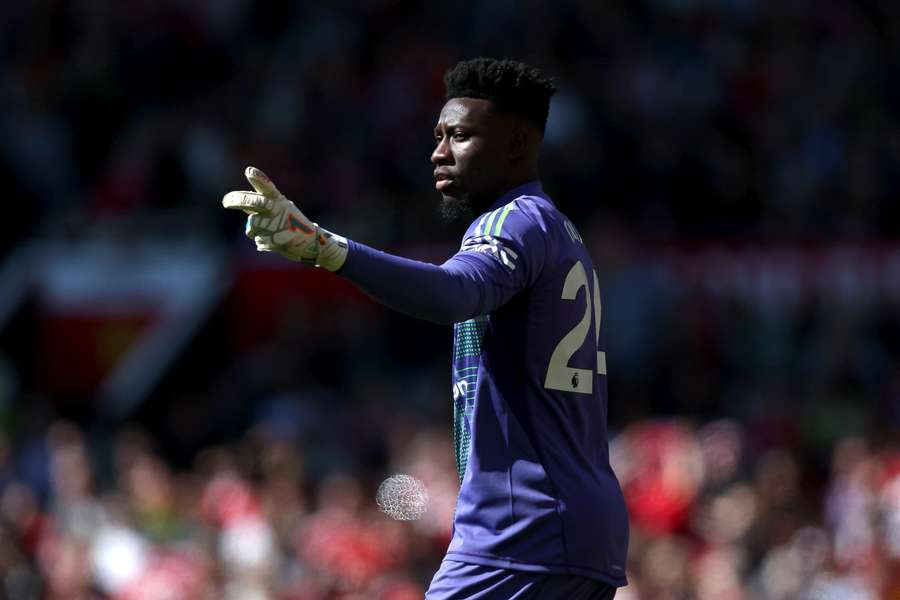 Onana bronił legendarny bramkarz van der Sar. 