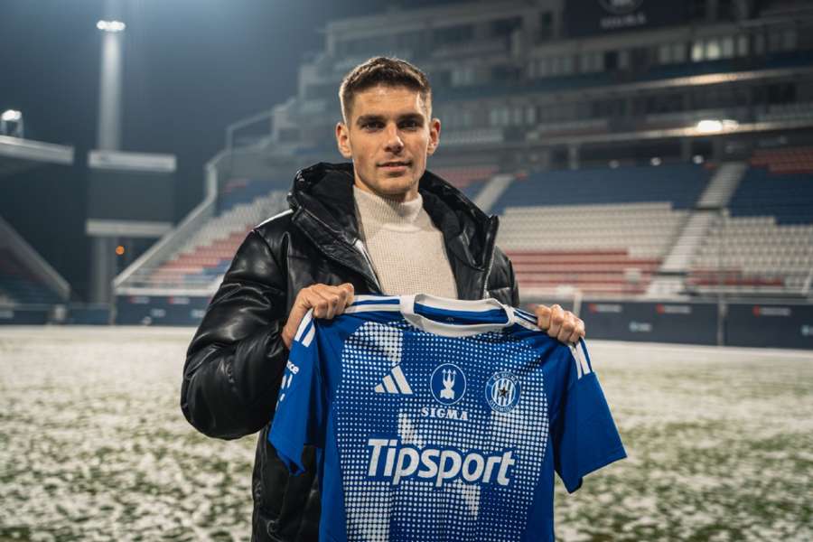 Baráth pózuje s dresem Sigmy. Baráth pózuje s dresem Sigmy.