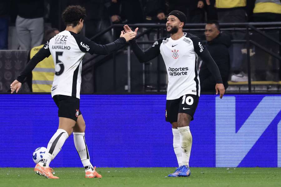 Memphis Depay é celebrado após marcar no dérbi