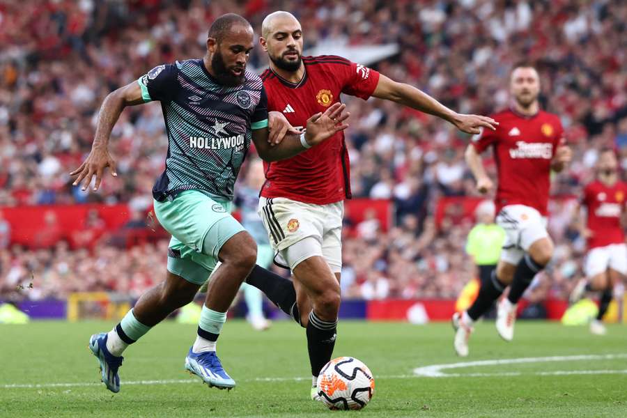 Brentford striker Bryan Mbeumo (L) vies with Manchester United midfielder Sofyan Amrabat (2L)