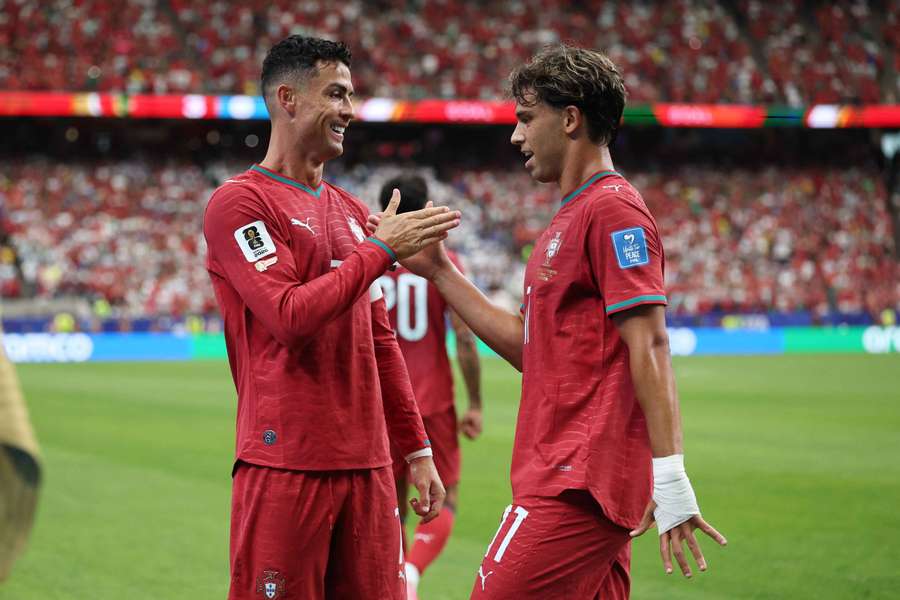 João Félix cumprimenta Cristiano Ronaldo