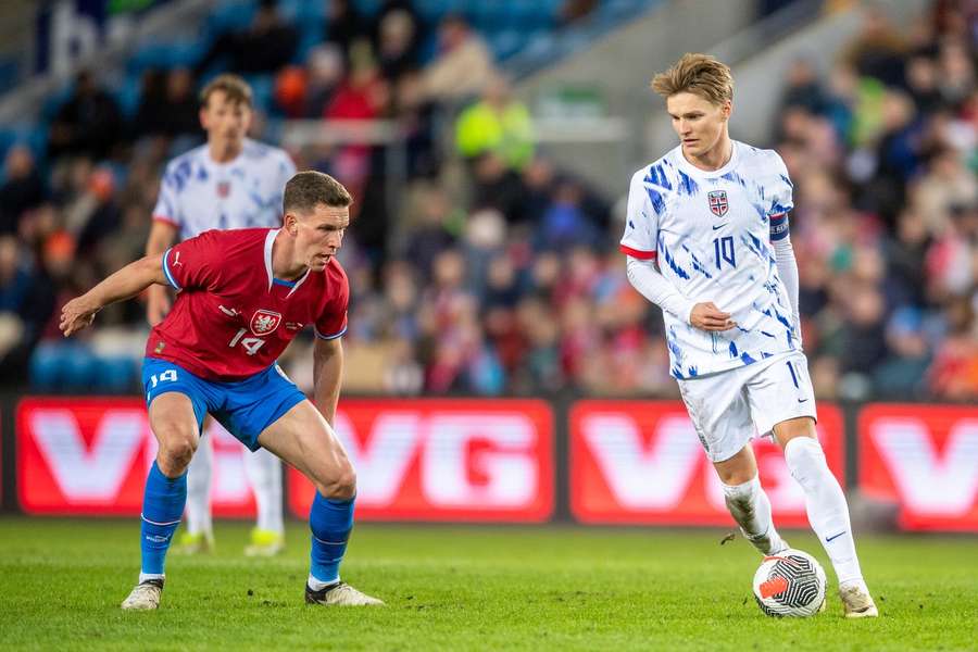 Lukáš Provod a Martin Ödegaard v zápase Norska s Českem.