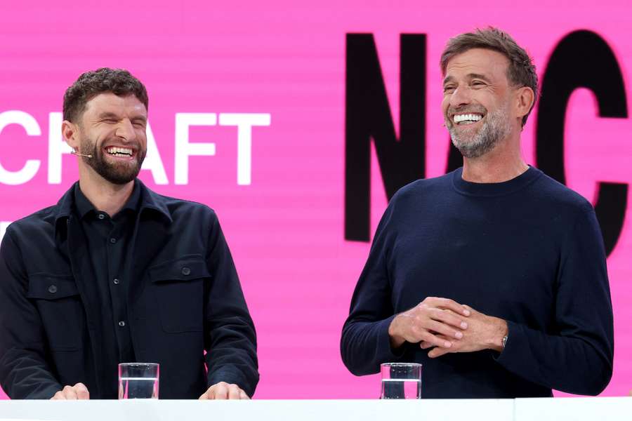 Müller (l.) und Klopp (r.) begleiten die WM als Experten für MagentaTV Müller (l.) und Klopp (r.) begleiten die WM als Experten für MagentaTV