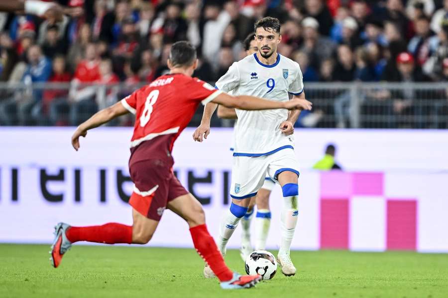 Albion Rrahmani v dresu Kosova proti Švýcarsku.