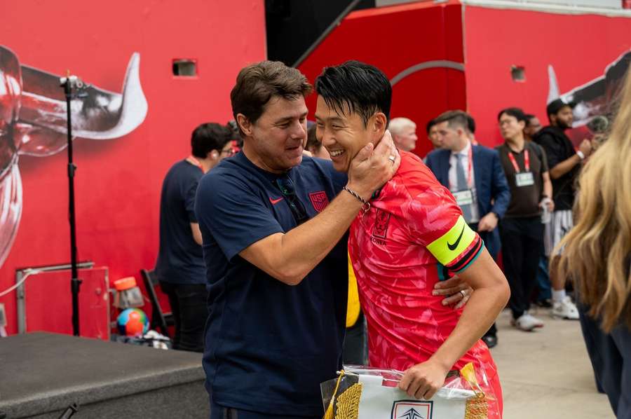 Herzliches Wiedersehen zwischen US-Coach Pochettino (l.) und Südkorea-Kapitän Son (r.) Herzliches Wiedersehen zwischen US-Coach Pochettino (l.) und Südkorea-Kapitän Son (r.)