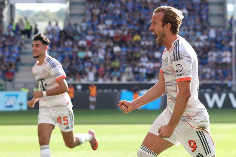 Harry Kane slaví jeden ze svých tří gólů v zápase s Hoffenheimem.
