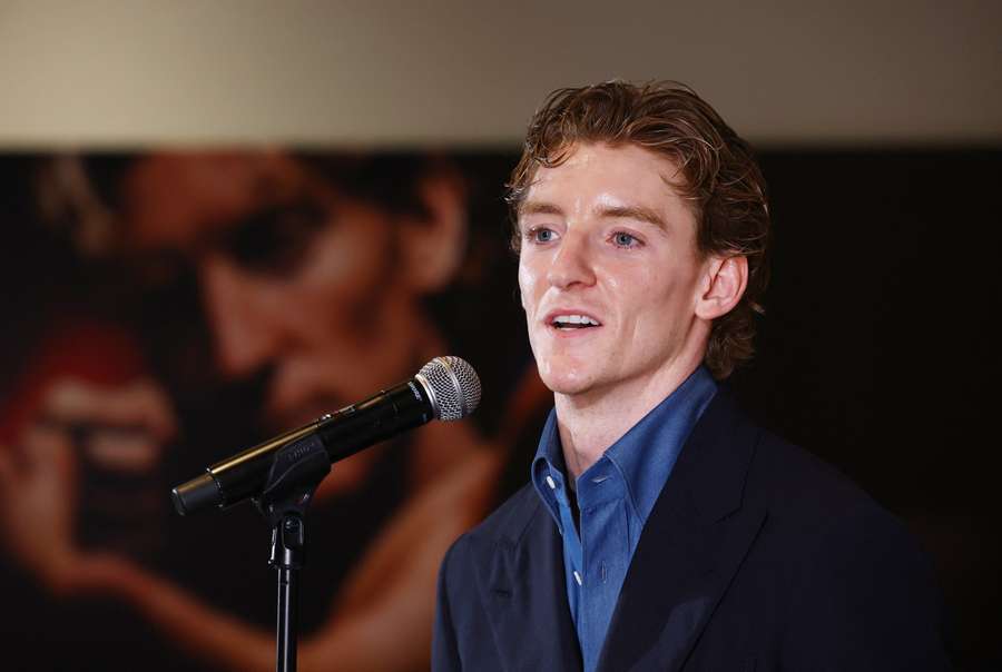 Gordon speaks at his unveiling