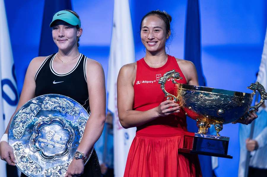 Qinwen Zheng (dreapta) și Mirra Andreeva, la ceremonia de premiere de la Beijing
