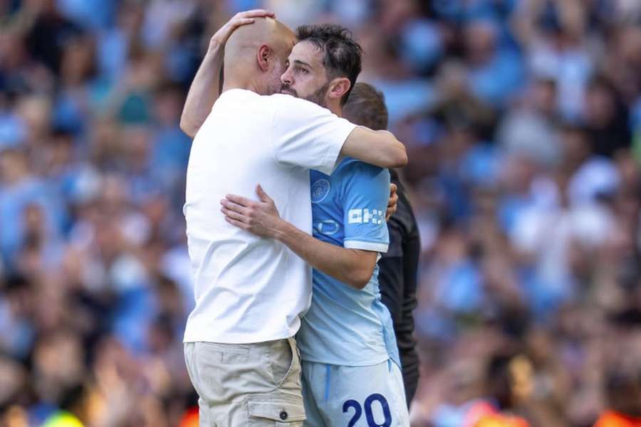 Pep Guardiola com Bernardo Silva na despedida do Manchester City Pep Guardiola com Bernardo Silva na despedida do Manchester City