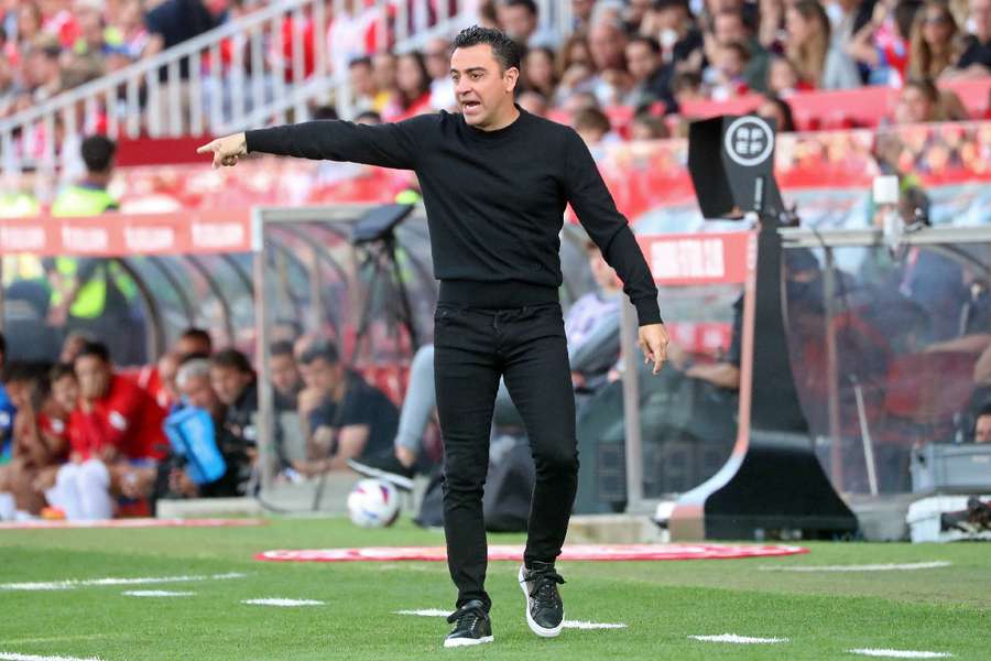 Xavi Hernández, dando instrucciones en Montilivi