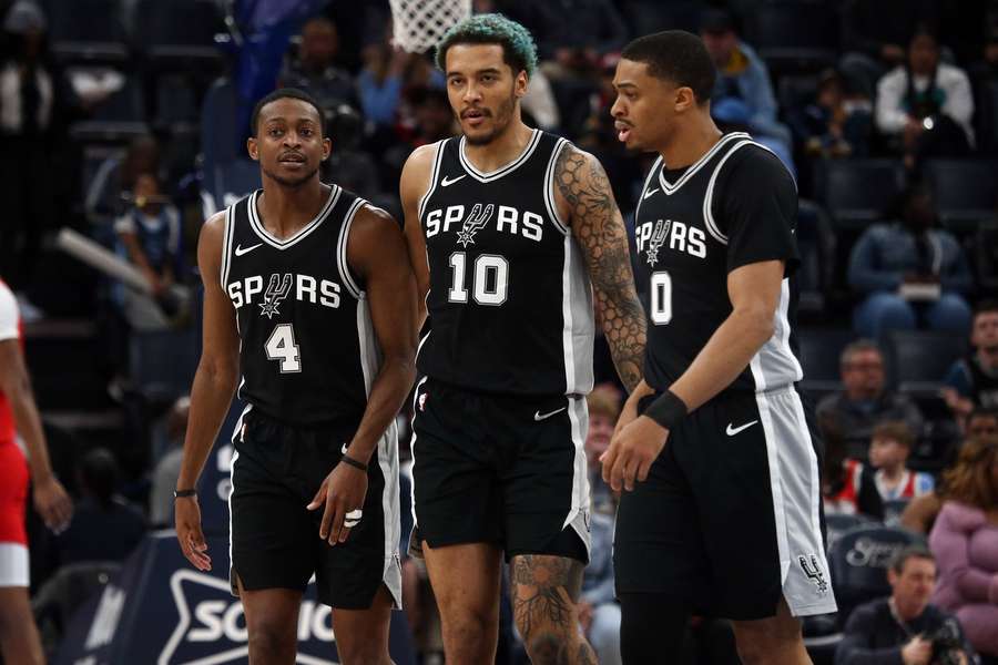 Bardzo dobry mecz Sochana. Spurs niespodziewanie wygrywają w Memphis