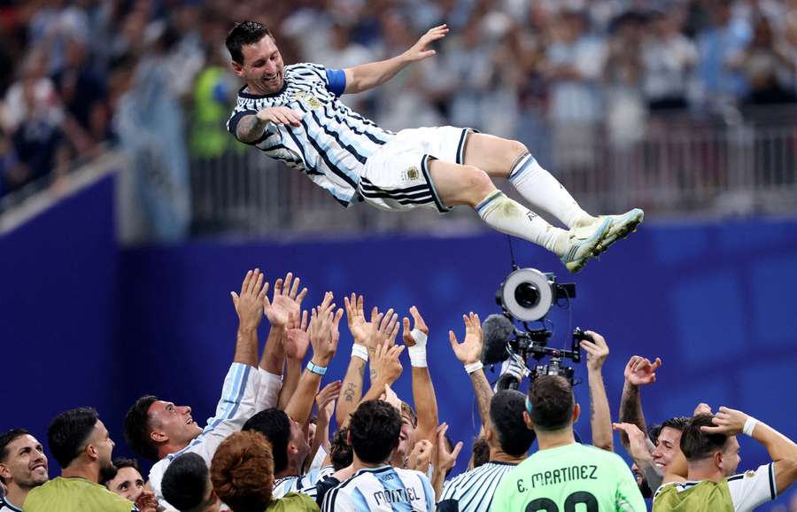 Messi erguido pelos companheiros em Argentina 3x2 Egito Messi erguido pelos companheiros em Argentina 3x2 Egito