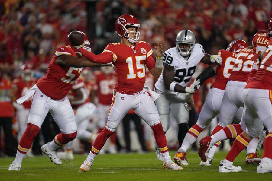 Mahomes passa para 4 TDs em virada dos Chiefs sobre os Raiders