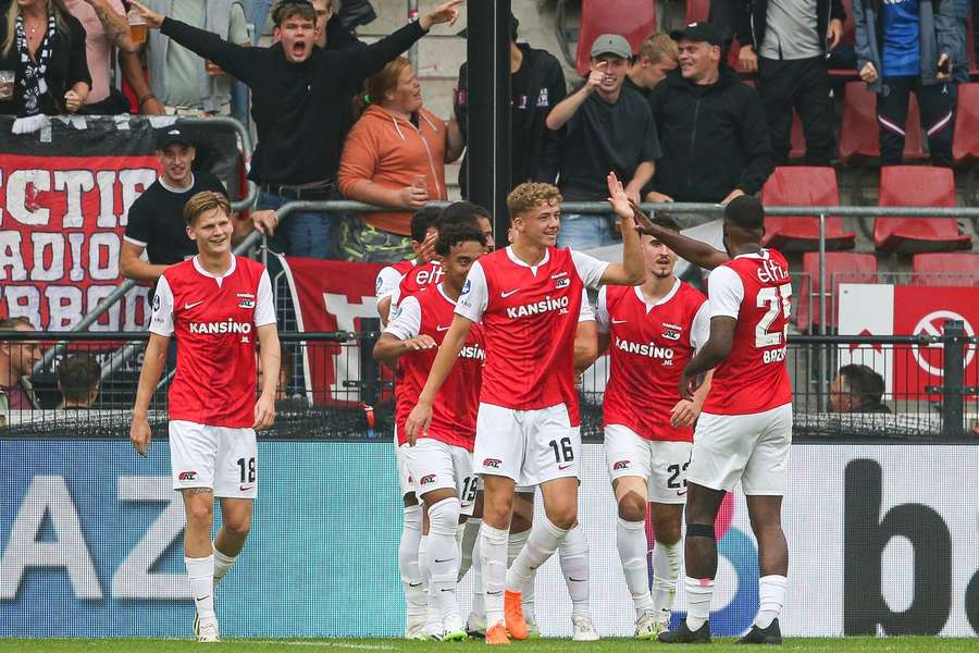 AZ juicht na een doelpunt tegen Sparta Rotterdam