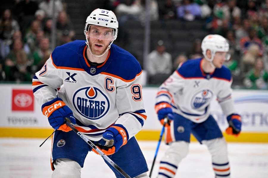 McDavid dal hattrick a přidal dvě asistence. McDavid dal hattrick a přidal dvě asistence.