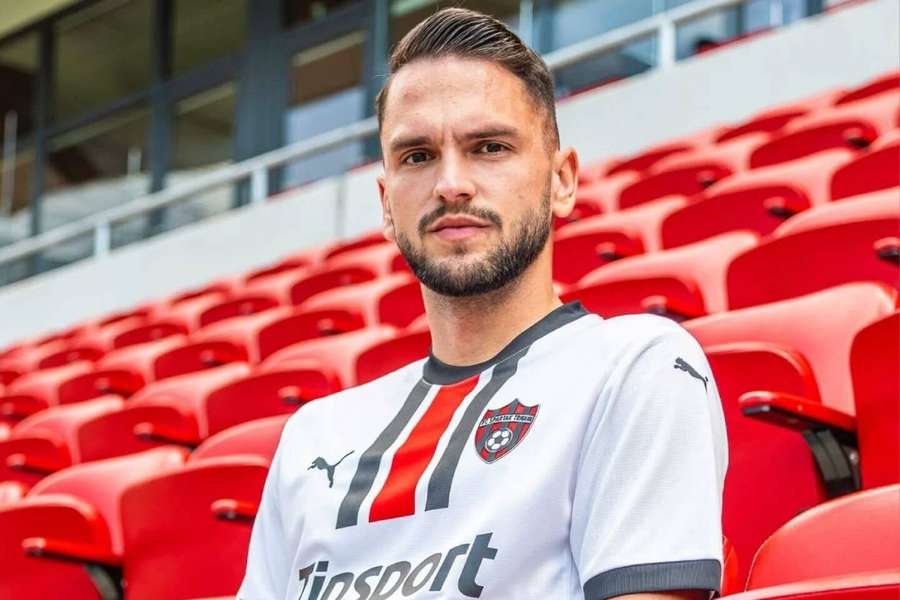 Stefan Škrbo pózuje v novom prostredí.