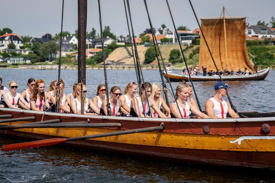 De 16 danske roere på tur i vikingeskib efter udtagelsen