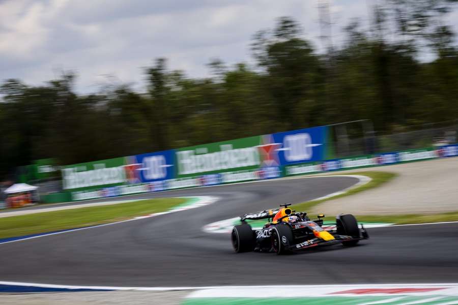 Max Verstappen bol v prvom tréningu najrýchlejší. Druhý tréning ovládol Sainz.