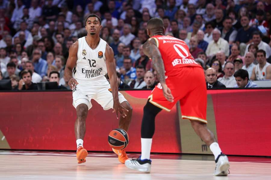 Théo Maledon ante Codi Miller-McIntyre