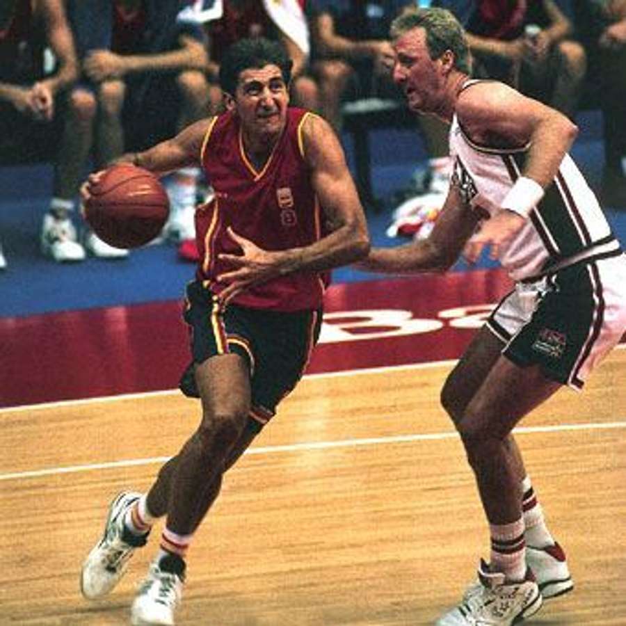Andrés Jiménez ante Larry Bird en los Juegos Olímpicos de Barcelona 1992