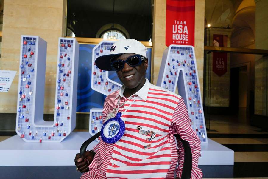 Flavor Flav met merchandise van het vrouwenteam in Parijs 