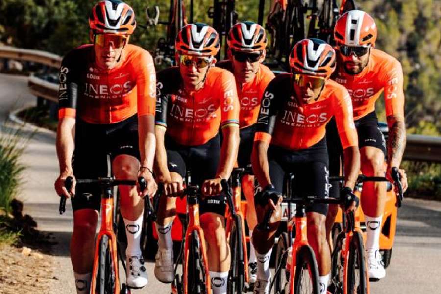 Egan Bernal y sus compañeros de Ineos