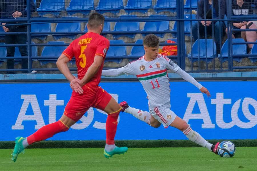 Kerkez probeert de bal voor te zetten tegen  Montenegro